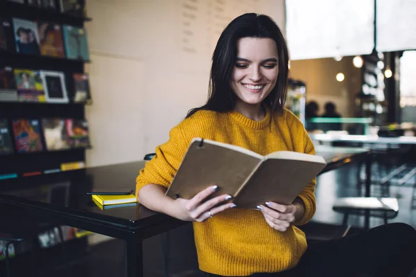 Sonriente Joven Hembra Suéter Punto Cálido Leyendo Notas Diario Mientras — Foto de Stock