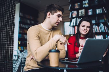 Gündelik aşınma çözme finansal görevinde odaklanmış partnerlerin düşük açısı ve detaylara dikkat çekerek ve el kol hareketi yaparak çalışmak için ağ defteri kullanmak