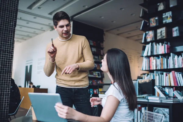 Giovane Intelligente Abito Casual Consulenza Collega Femminile Mentre Lavora Insieme — Foto Stock