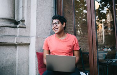 Modern netbook teknolojisi olan kaygısız erkek kullanıcı şehir merkezinde oturmuş blog yayını fikri üzerinde kafa yoruyor.