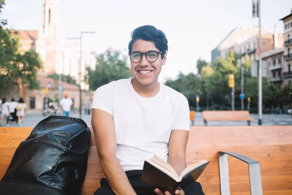 Gelukkig Latino Student Met Onderwijs Notitieblok Literatuur Best Seller Hand — Stockfoto