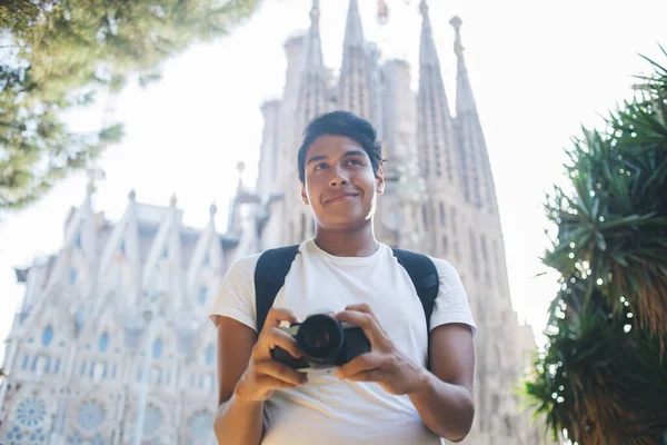 一个有着现代技术的无忧无虑的嬉皮士人 他点击站在Sagrada Familia附近的照片 梦想着逃跑 — 图库照片