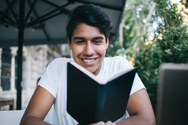 Estudante Sexo Masculino Feliz Com Sinceramente Sorriso Rosto Leitura Literatura — Fotografia de Stock