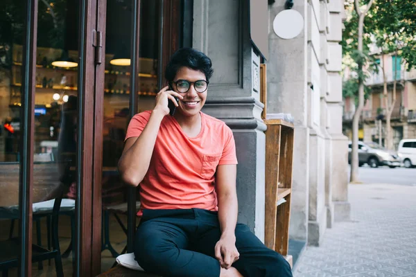 Halve Lengte Portret Van Vrolijke Hipster Man Klassieke Brillen Glimlachen — Stockfoto