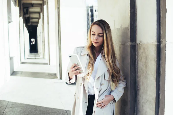 Giovane Studentessa Concentrata Con Lunghi Capelli Biondi Elegante Cappotto Piedi — Foto Stock