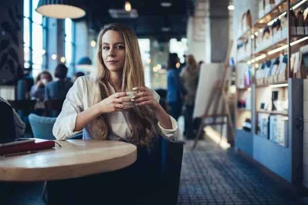 Uzun Saçlı Kahve Fincanı Olan Genç Bir Kadın Kafenin Arka — Stok fotoğraf