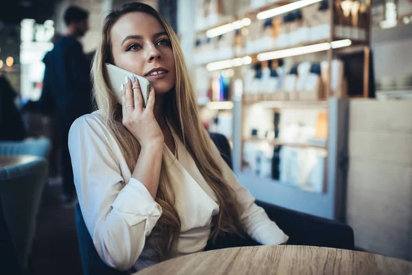 Mujer Joven Reflexiva Con Pelo Largo Hablando Teléfono Móvil Mirando —  Fotos de Stock