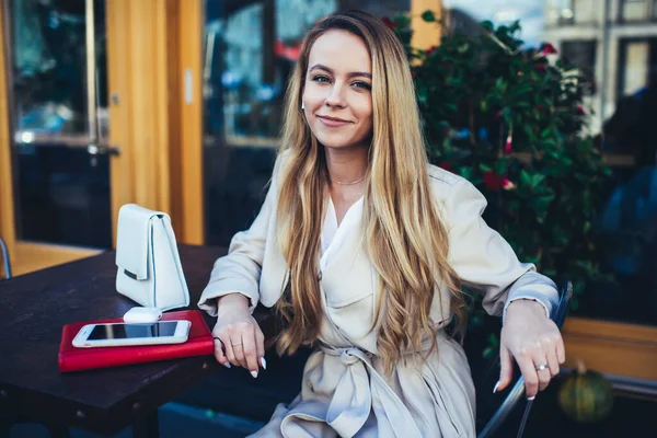 Jovem Estudante Sorridente Casaco Elegante Com Cabelo Loiro Longo Sentado — Fotografia de Stock