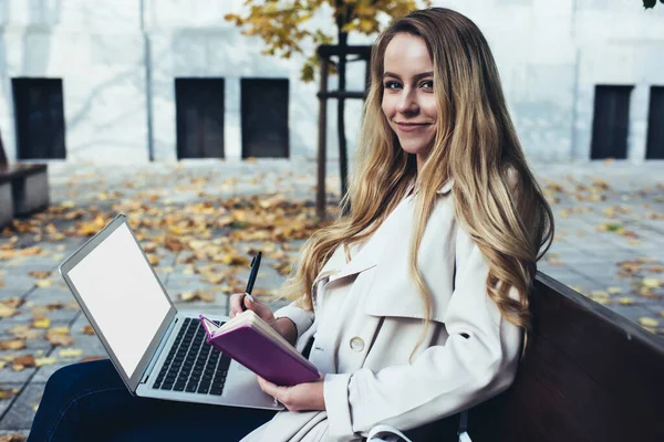 Glada Unga Kvinnliga Student Sitter Bänk Campus Med Bärbar Dator — Stockfoto