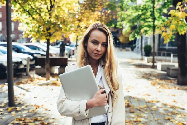 Rustige Jonge Vrouwelijke Ondernemer Stijlvolle Jas Met Lang Blond Haar — Stockfoto