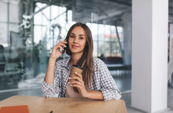 Avrupalı Bir Kız Cep Telefonuyla Konuşuyor Masada Kahve Içiyor Modern — Stok fotoğraf