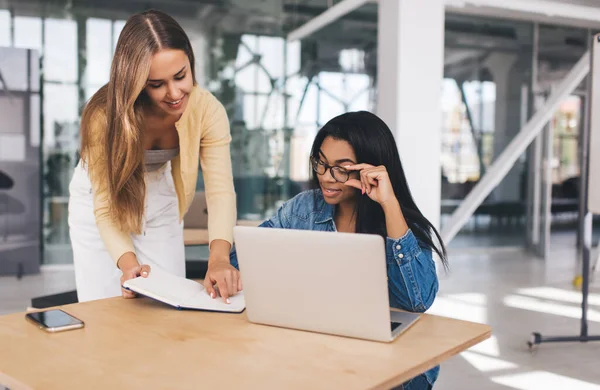 Empresaria Europea Mostrando Algo Cuaderno Colega Negra Concepto Mujeres Exitosas —  Fotos de Stock