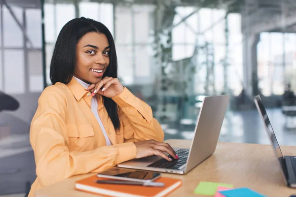 Svart Affärskvinna Laptop Kontoret Begreppet Modern Framgångsrik Kvinna Leende Ung — Stockfoto