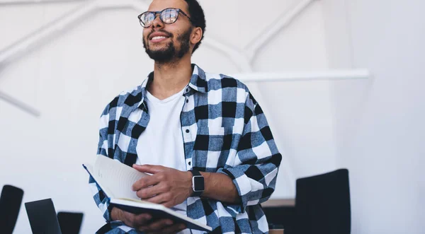 Joven Chico Hipster Gafas Ópticas Para Protección Los Ojos Disfrutando — Foto de Stock