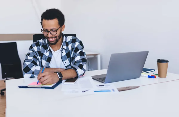 Feliz Analista Masculino Gafas Ópticas Para Corrección Visión Comprobando Papeleo — Foto de Stock