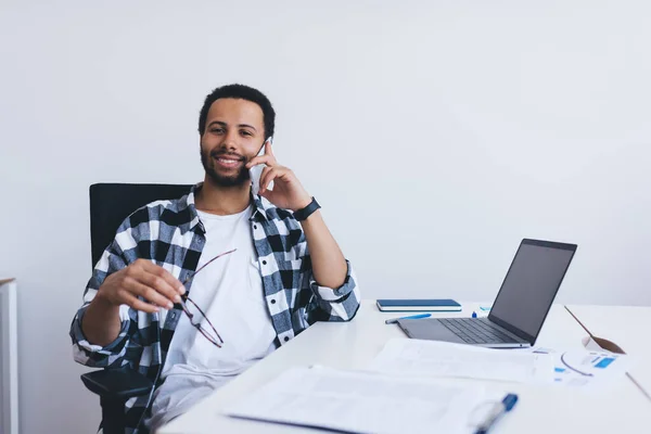 Retrato Empresario Feliz Sonriendo Cámara Durante Conversación Móvil Con Colega — Foto de Stock