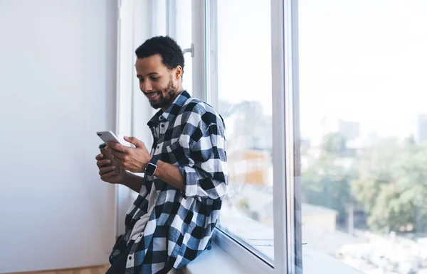 Feliz Millennial Hombre Disfrutando Teléfono Inteligente Charlando Las Redes Sociales — Foto de Stock