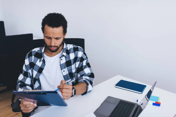 Empleador Serio Analizando Informe Papeleo Durante Jornada Laboral Interior Oficina — Foto de Stock