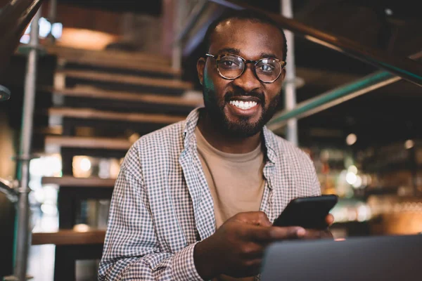 Porträt Eines Fröhlichen Männlichen Bloggers Mit Handy Gadget Und Ausgeschnittenem — Stockfoto