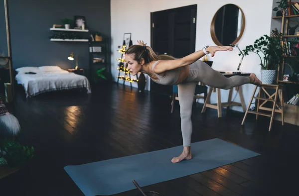 Gadis Eropa Berlatih Yoga Atas Tikar Kebugaran Rumah Muda Terkonsentrasi — Stok Foto