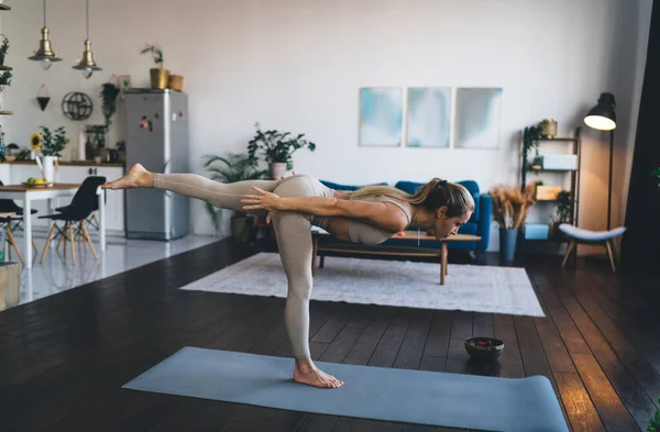 Gadis Eropa Berlatih Yoga Atas Tikar Kebugaran Rumah Muda Terkonsentrasi — Stok Foto