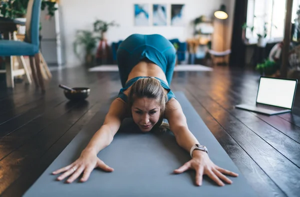 Gadis Eropa Berlatih Yoga Atas Tikar Kebugaran Rumah Muda Atletis — Stok Foto