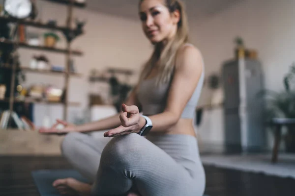 Gadis Eropa Berlatih Yoga Zen Berpose Dan Bermeditasi Atas Keset — Stok Foto