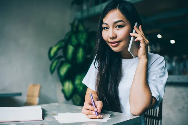 Leende Asiatisk Kvinnlig Student Snygg Outfit Sitter Vid Bordet Och — Stockfoto