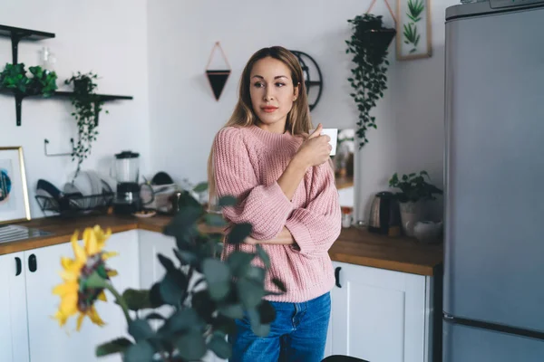 Menina Europeia Atenciosa Bebendo Chá Xícara Casa Conceito Estilo Vida — Fotografia de Stock