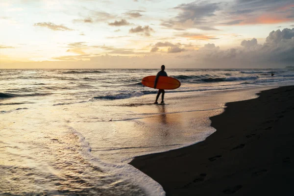 Cuerpo Completo Surfista Anónimo Con Tabla Mano Saliendo Del Agua — Foto de Stock