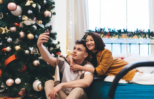 Caucasiano Homem Tomando Selfie Smartphone Com Sorrindo Asiático Namorada Cama — Fotografia de Stock