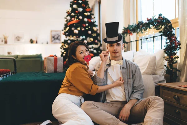 Casal Multirracial Sentado Perto Cama Com Presentes Brincando Com Itens — Fotografia de Stock