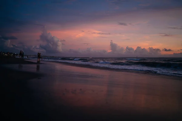 热带国家夏夜阴沉沉的落日下 带着湿沙和海浪的浴场风景如画 — 图库照片