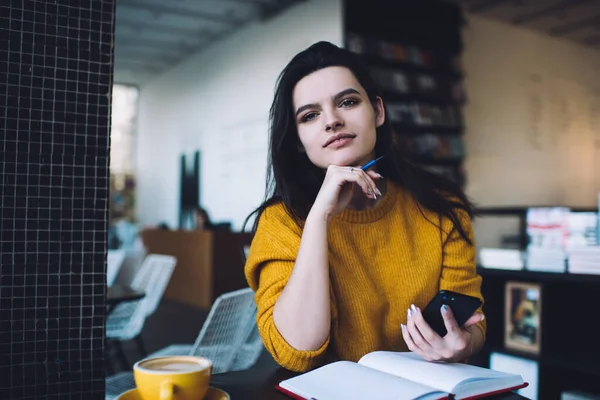 Junge Gut Aussehende Geschäftsfrau Lässigem Pullover Mit Handy Und Planer — Stockfoto