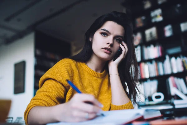 Bajo Ángulo Joven Empresaria Enfocada Que Tiene Una Conversación Seria — Foto de Stock