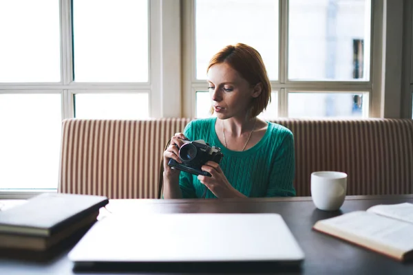 Giovane Femmina Concentrata Maglione Verde Seduto Tavola Con Laptop Tazza — Foto Stock