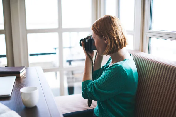 Seitenansicht Einer Fotografin Lässiger Kleidung Die Mit Einer Tasse Kaffee — Stockfoto