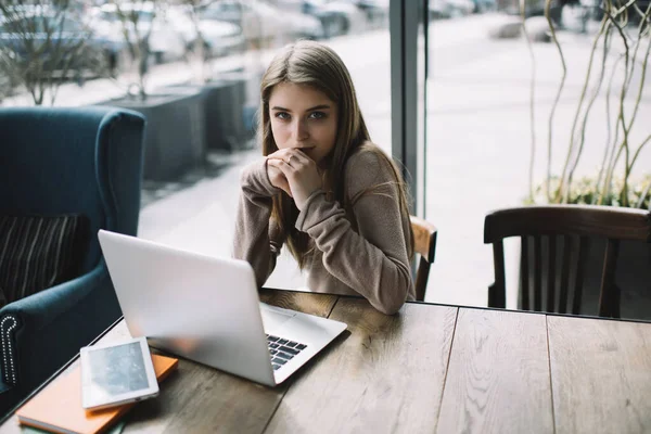 High Angle Young Woman Hands Close Face Working Wooden Table — Stock Photo, Image