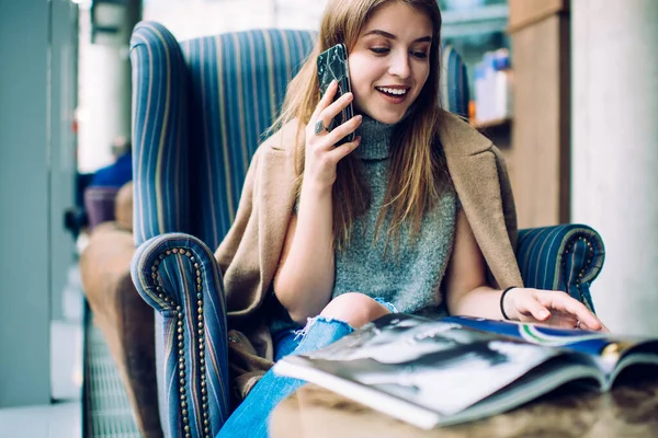 Mujer Emocionada Sonriendo Leyendo Interesante Revista Mientras Descansa Cómodo Sillón — Foto de Stock