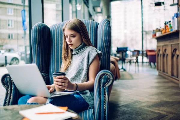 Mujer Freelancer Pensativa Ropa Elegante Descansando Sillón Cafetería Bebiendo Una — Foto de Stock