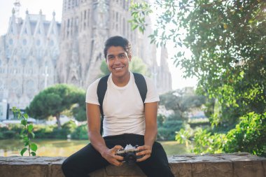 Barselona 'yı gezdikten sonra dinlenirken kameraya gülümseyen neşeli hippi portresi.