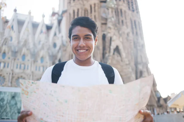 Retrato Metade Comprimento Turista Latino Alegre Com Papel Localização Mapa — Fotografia de Stock