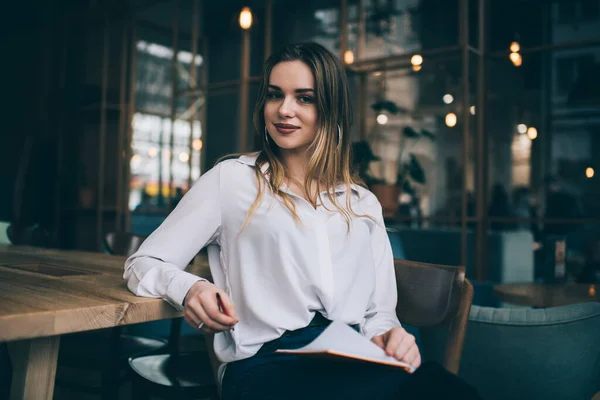 Mujer Joven Feliz Con Pelo Largo Con Camisa Blanca Escuchando —  Fotos de Stock