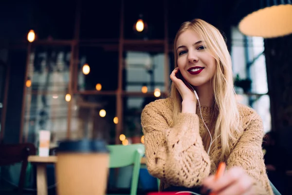 Positive Young Female Warm Sweater Spending Time Cafeteria While Listening — Stockfoto
