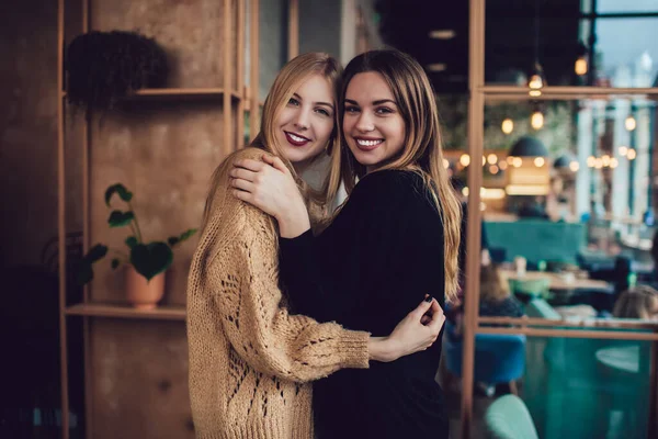 Glückliche Mädchen Mit Langen Haaren Warmen Kleidern Lachen Und Umarmen — Stockfoto