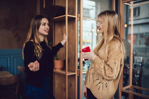 Seitenansicht Zufriedener Freundinnen Freizeitkleidung Die Sich Modernen Café Ausruhen Während — Stockfoto