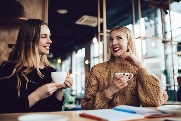 Optimistische Freundinnen Freizeitkleidung Sitzen Bei Einer Tasse Kaffee Holztisch Und — Stockfoto