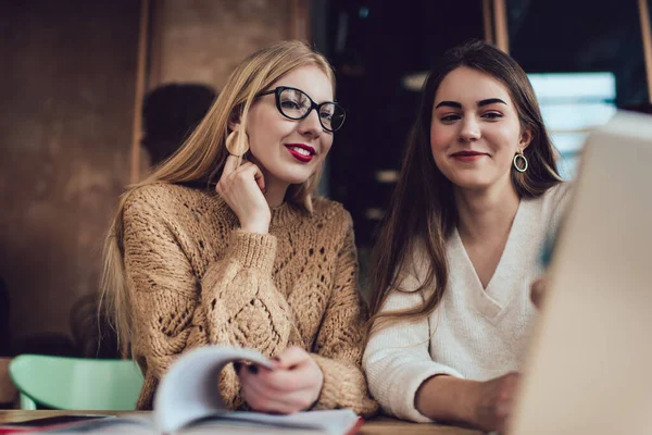 Baixo Ângulo Amigos Femininos Alegres Roupas Casuais Sentadas Mesa Madeira — Fotografia de Stock