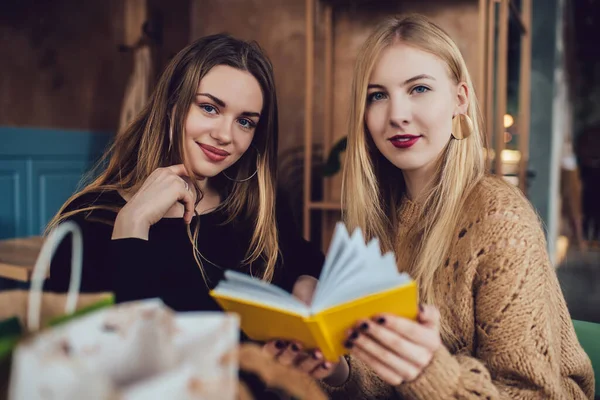 Jovens Mulheres Alegres Encantadoras Segurando Copybook Amarelo Olhando Para Câmera — Fotografia de Stock