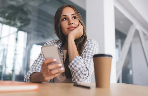 Bedachtzaam Europees Meisje Met Mobiele Telefoon Aan Het Bureau Wegkijkend — Stockfoto